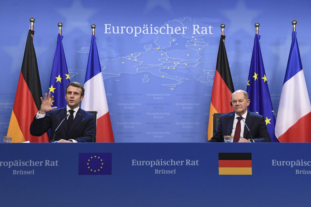 المستشار الألماني، اولف شولتس (من اليمين)، ورئيس فرنسا، عمانويل ماكرون. ‘الوضع الطبيعي‘ مقابل تدخّل حكومي (تصوير: John Thys, Pool Photo via AP)