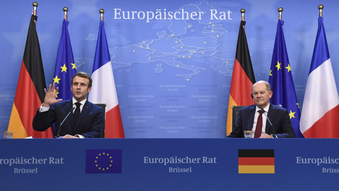 المستشار الألماني، اولف شولتس (من اليمين)، ورئيس فرنسا، عمانويل ماكرون. ‘الوضع الطبيعي‘ مقابل تدخّل حكومي (تصوير: John Thys, Pool Photo via AP)