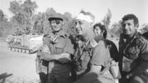 אל"מ רן שריג (מימין) עם אריאל שרון ומשה דיין במלחמת יום הכיפורים (צילום: אברהם ורד מתוך ארכיון צה"ל ומערכת הביטחון)