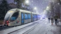 שלג ברכבת הקלה בירושלים (צילום:יונתן זינדל / פלאש90)