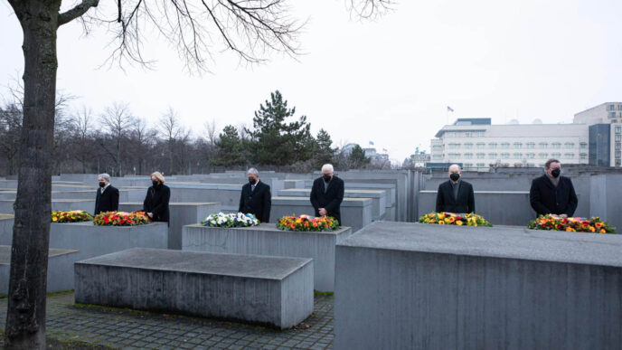 יו&quot;ר הכנסת ח&quot;כ מיקי לוי מניח זר באנדרטת הזיכרון לקורבנות השואה בברלין. (צילום: בועז ארד)