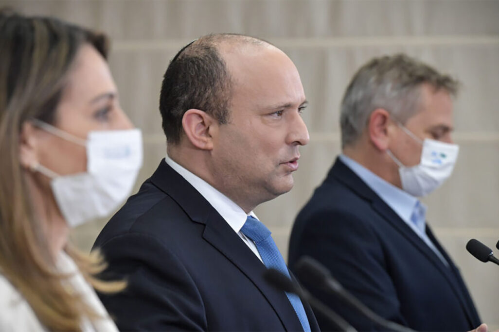 אנגלית Prime Minister Naftali Bennett, Health Minister Nitzan Horowitz and Education Minister Yifat Shasha-Biton announce the abolition of quarantine requirements in the education system .(Archive photo: Kobi Gideon / GPO)