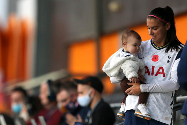 אלכס מורגן במדי טוטנהאם עם בתה צ'ארלי אלנה (צילום: Tottenham Hotspur FC/Tottenham Hotspur FC via Getty Images)