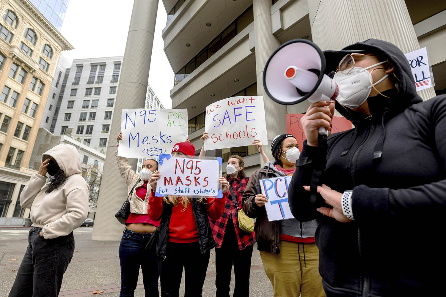 מורות בקליפורניה מפגינות בדרישה להחמיר את נהלי הקורונה בבתי הספר (צילום: AP Photo/Noah Berger)