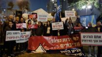 עצמאים מפגינים מול ביתו של שר החוץ יאיר לפיד "לא יכולים לחיות בכבוד" (צילום: הדס יום טוב)