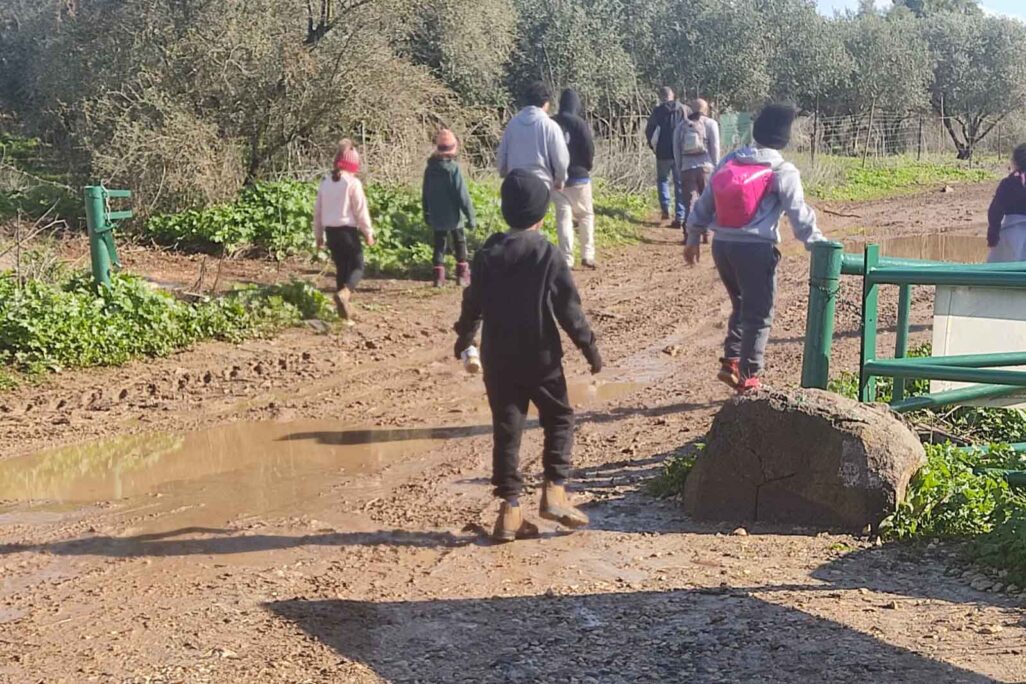מטיילים בנחל תבור (צילום: איציק קורן) מטיילים בנחל תבור (צילום: איציק קורן)