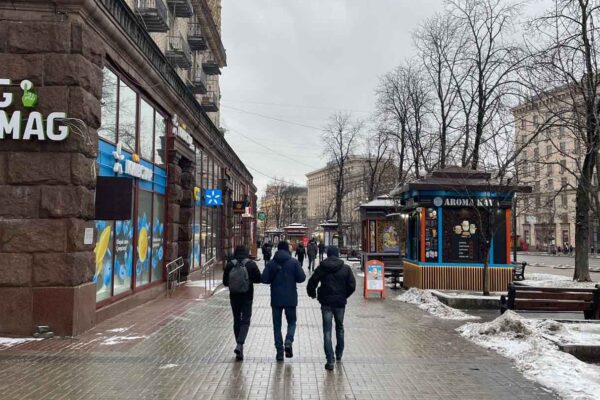 עיר מלחמה: תושבי קייב ממשיכים בחייהם תחת איומי הרוסים