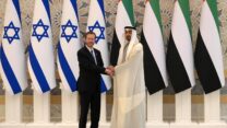 יורש העצר של אבו דאבי, שייח' מוחמד בן זיאד (מימין) ונשיא המדינה יצחק הרצוג אחרי פגישתם בארמון המלוכה (צילום: עמוס בן גרשום)