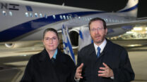נשיא המדינה יצחק הרצוג (מימין) ורעייתו מיכל לפני המראתם לאמירויות (צילום: עמוס בן גרשום / לע"מ)