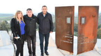 ראש העיר דוידי עם שוש ואריה גולדמכר, הוריו של נדב ז"ל (צילום: גולן סבג)