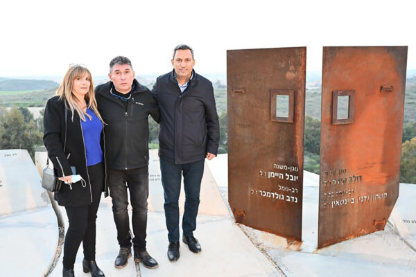 ראש העיר דוידי עם שוש ואריה גולדמכר, הוריו של נדב ז"ל (צילום: גולן סבג)