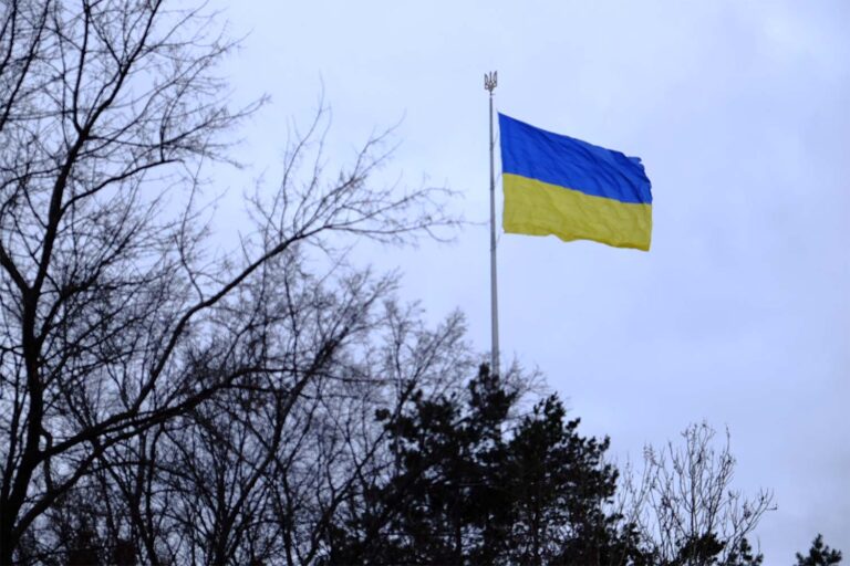 דגל אוקראינה הענק שקבע ראש העירייה. &quot;המילים של התקווה 'להיות עם חופשי בארצנו' נכונות כאן באותה מידה&quot; (צילום: דוד טברסקי)