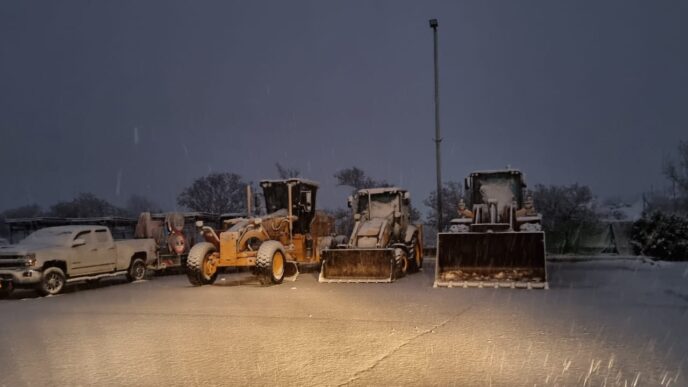 עבודות פילוס השלג מהכבישים ברמת הגולן (צילם: מועצה אזורית גולן)