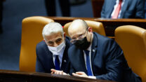 ראש הממשלה נפתלי בנט (ימין) ושר החוץ יאיר לפיד (צילום: אוליבייה פיטוסי / פלאש90)