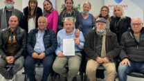 עובדי האגודה למען הקשיש דימונה מציגים את ההסכם החתום (צילום: דוברות ההסתדרות)