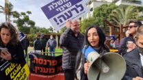 הפגנת אנשי תחום האירועים ותחום התרבות מול בית ראש הממשלה נפתלי בנט ברעננה (צילום: הדס יום טוב)