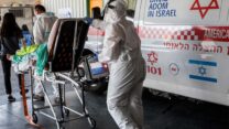 צוות רפואי מוביל חולה קורונה לבית חולים (צילום אילוסטרציה: נתי שוחט / פלאש 90)