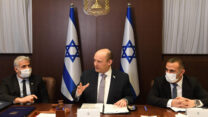 רה"מ נפתלי בנט, עם מזכיר הממשלה שלום שלמה (מימין) ורה"מ החליפי ושר החוץ, יאיר לפיד (צילום: חיים צח/ לע"מ)