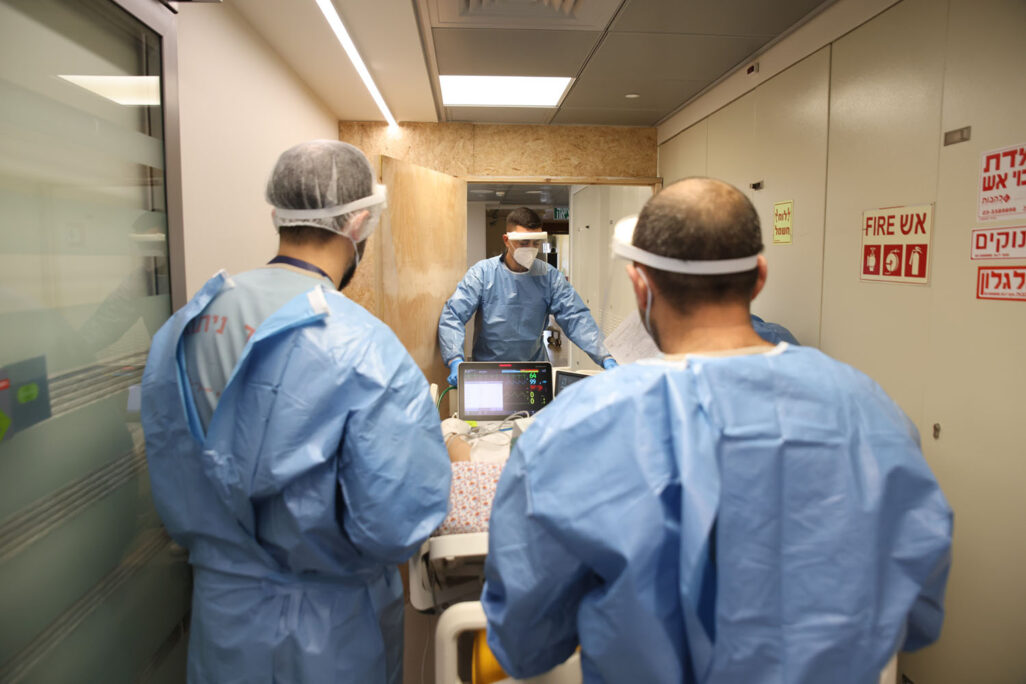 אנשי צוות רפואי עם חולה קורונה (צילום אילוסטרציה: דוד כהן/פלאש 90)