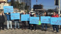 חברי הסתדרות הגמלאים במשמרת מחאה על עליית המחירים (צילום: הסתדרות הגמלאים)