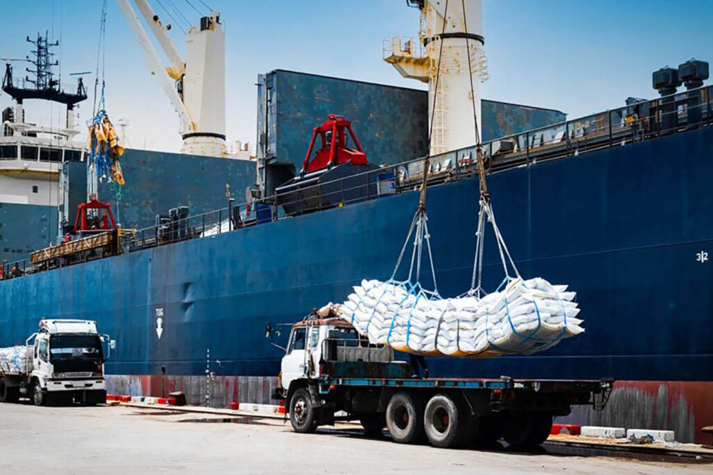 تحميل أكياس سكر على سفينة شحن (تصوير: Shutterstock)