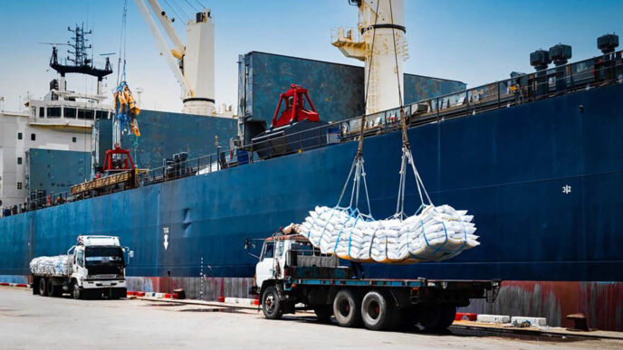 تحميل أكياس سكر على سفينة شحن (تصوير: Shutterstock)