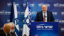 שר האוצר אביגדור ליברמן בפתח ישיבת סיעת ישראל ביתנו (צילום: אוליבייה פיטוסי / פלאש90)