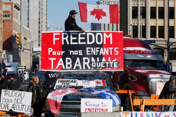 הפגנת מחאה באוטאווה, קנדה נגד הדרישה לחייב נהגי משאיות אמריקאים להתחסן לקורונה (צילום: REUTERS/Patrick Doyle)