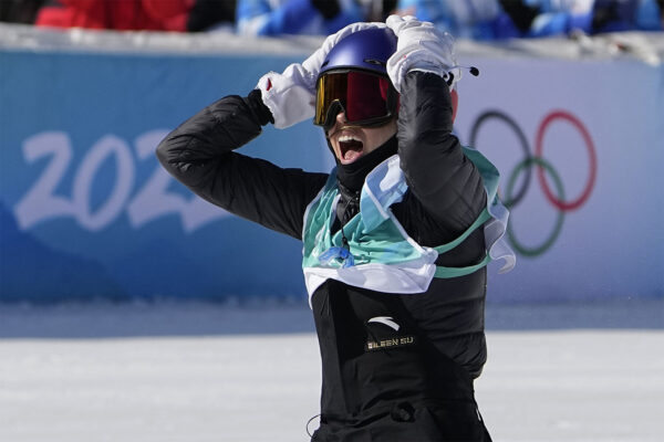 איילין גו זוכה במדליית הזהב בקפיצות סקי, לאחר שעברה מארה"ב לייצג את סין (צילום: AP Photo/Jae C. Hong)