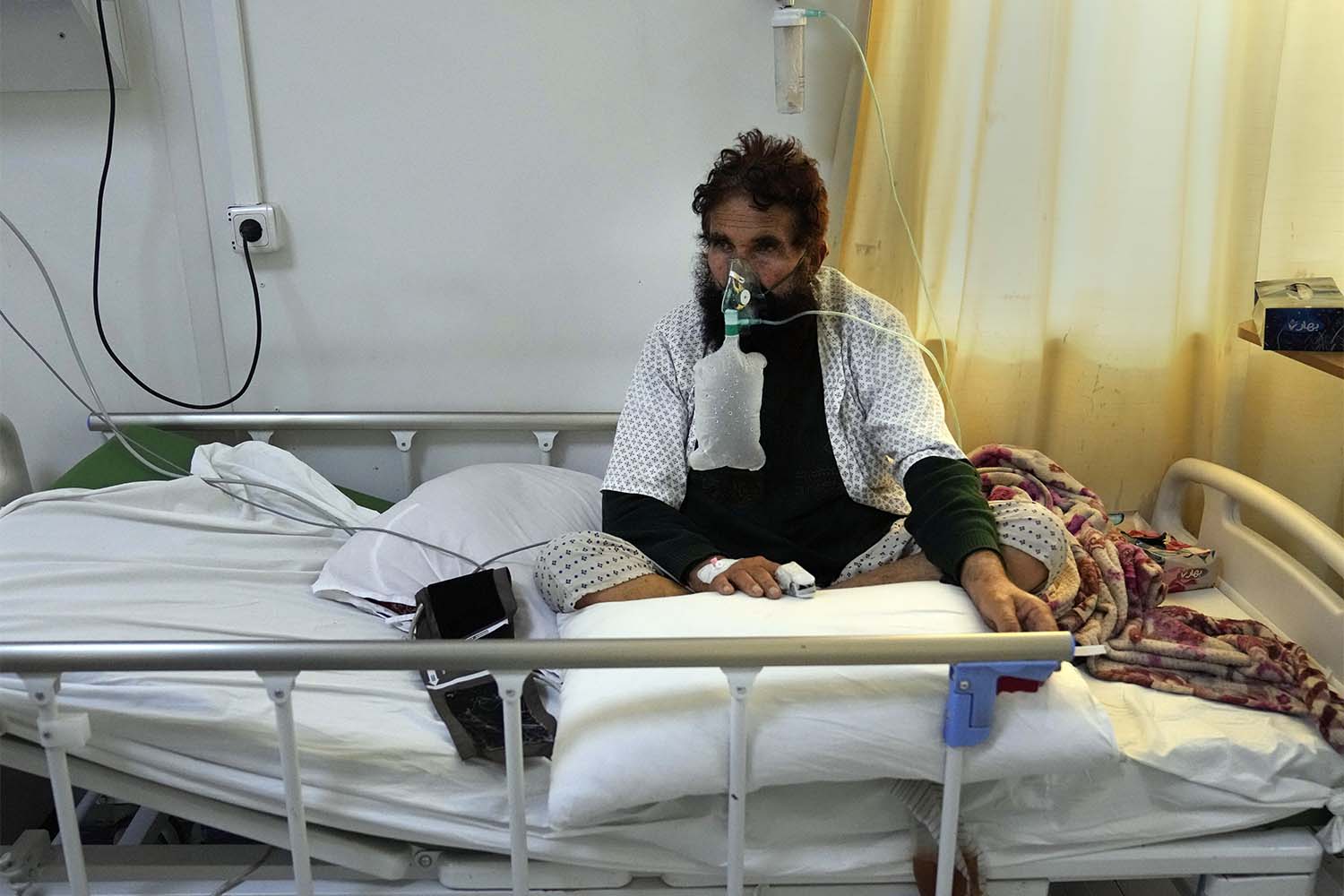 חולה קורונה באפגניסטן. למשפחות שמתקשות להאכיל את ילדיהן, קורונה נראית כמו הדאגה הקטנה ביותר (צילום: AP Photo/Hussein Malla)