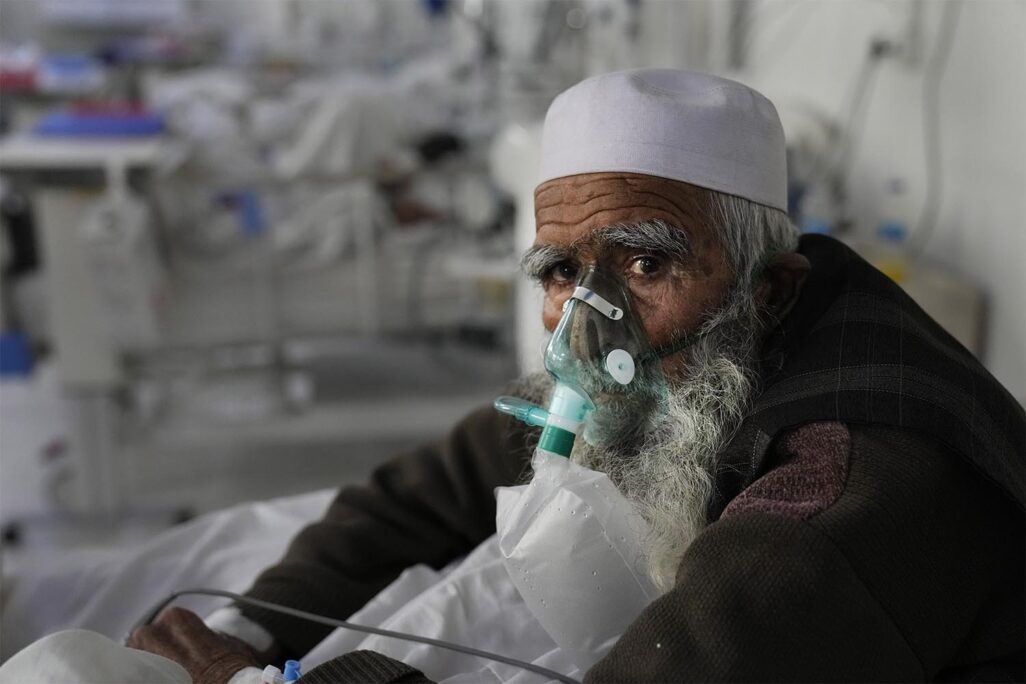 חולה קורונה באפגניסטן. הצוות הרפואי מפעיל את אמצעי החימום רק בלילה (צילום: AP Photo/Hussein Malla)