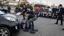 מפגינים חרדים מהפלג הירושלמי חוסמים את כביש 4 במחאה על חוק הגיוס (צילום: פלאש 90)