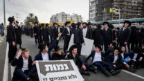 מפגינים חרדים מהפלג הירושלמי חוסמים את כביש 4 במחאה על חוק הגיוס (צילום: פלאש 90)