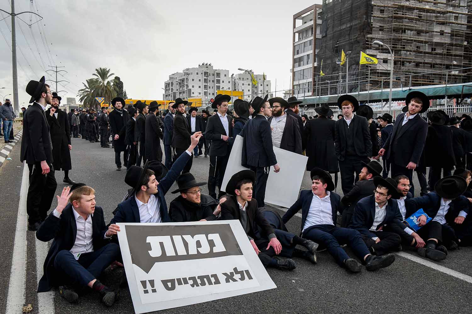 מפגינים חרדים מהפלג הירושלמי חוסמים את כביש 4 במחאה על חוק הגיוס (צילום: פלאש 90)