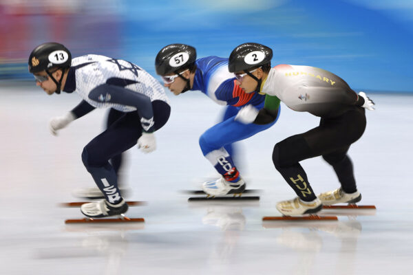 המחליק ולדיסלב ביקנוב (משמאל) באולימפיאדת החורף בבייג'ינג. הפעיל לחצי הגמר במקצה ל-1,500 מטר (צילום: REUTERS/Susana Vera)