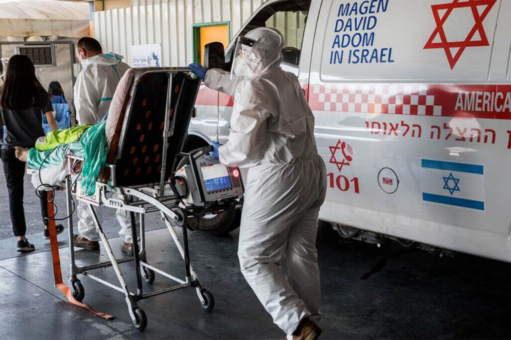 فريق طبي ينقل مريضاً مصاب بالكورونا إلى المستشفى (صورة تشبيهية: ناتي شوحاط / فلاش 90)