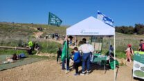 תחנת מידע של רשות הטבע והגנים סביב פריחת הכלניות בשמורת פורה (צילום: אורית שטיינפלד/רשות הטבע והגנים)