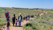 מטיילים בשמורת פורה (צילום ארכיון: רחל עברון רשות הטבע והגנים)