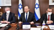 נפתלי בנט בפתח ישיבת הממשלה. משמאל: מזכ"ל ה-OECD מתיאס קורמן (צילום: חיים צח/ לע"מ)