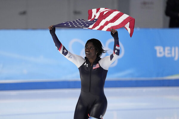 ארין ג'קסון מארה"ב חוגגת את הזכייה במדליית הזהב בהחלקה מהירה במשחקי החורף בבייג'ינג (צילום: AP Photo/Sue Ogrocki)