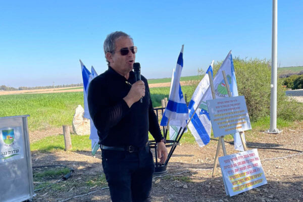 אבשלום (אבו) וילן, מזכ&quot;ל התאחדות חקלאי ישראל בהפגנת החקלאים (צילום: התאחדות חקלאי ישראל)