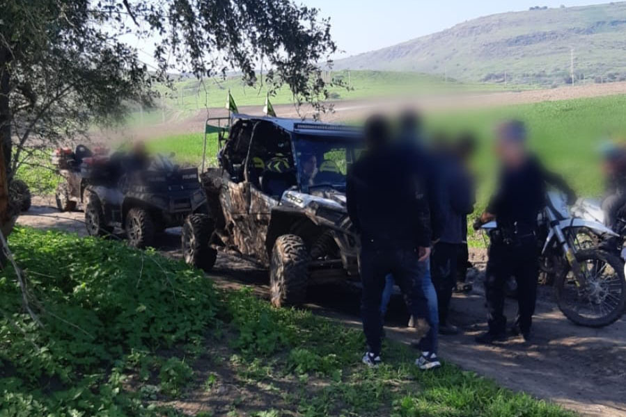 כלי רכב שנתפסו על ידי המשטרה כשהם נוסעים בשטחים חקלאיים בניגוד לחוק (צילום: דוברות מג"ב)