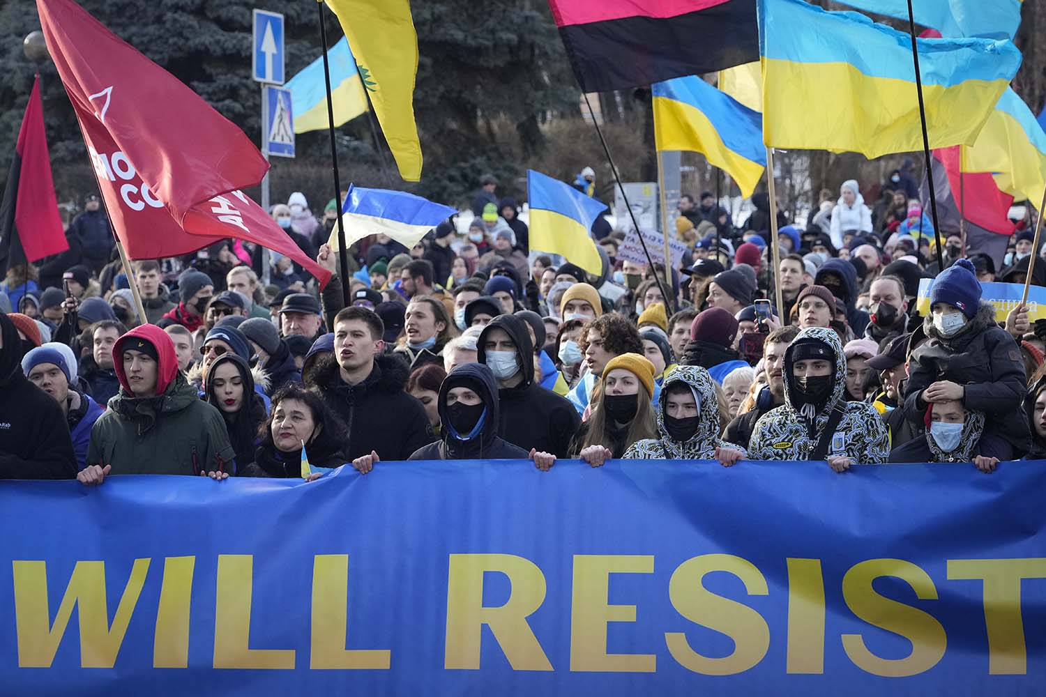 احتجاجات في كييف شارك فيها أكثر من 10000 من سكان العاصمة وشعارها &quot;أوكرانيا ستواصل المقاومة&quot; (تصوير: AP Photo/Efrem Lukatsky)