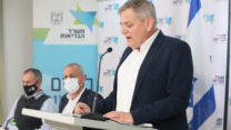 שר הבריאות ניצן הורוביץ ומנכ״ל המשרד פרופ׳ נחמן אש מציגים חוזר מנכ״ל חדש האוסר על ״טיפולי המרה״ (צילום: מירי שמעונוביץ)