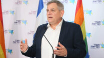 שר הבריאות ניצן הורוביץ בהצגת חוזר מנכ״ל האוסר על ״טיפולי המרה״ (צילום: מירי שמעונוביץ)
