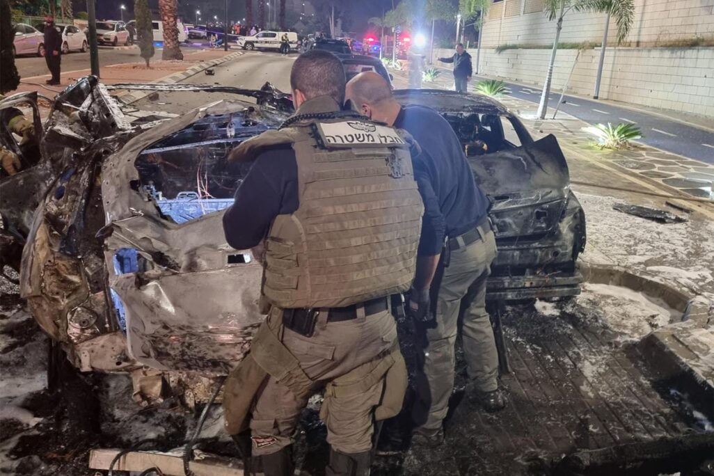 זירת האירוע בו נהרג אדם ושניים נפצעו קשה בפיצוץ רכב באשקלון (צילום: דוברות המשטרה) זירת האירוע בו נהרג אדם ושניים נפצעו קשה בפיצוץ רכב באשקלון (צילום: דוברות המשטרה)