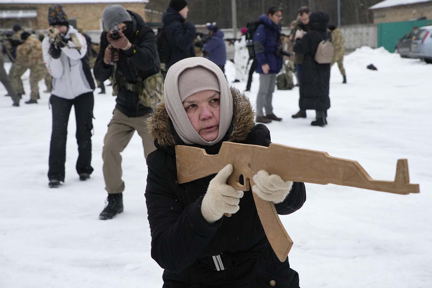 אזרחים בקייב מתאמנים לקראת הפלישה של רוסיה (AP Photo/Efrem Lukatsky, File)