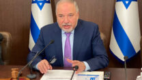 שר האוצר אביגדור ליברמן בפתח ישיבת הקבינט הכלכלי הראשונה (צילום: לע״מ)