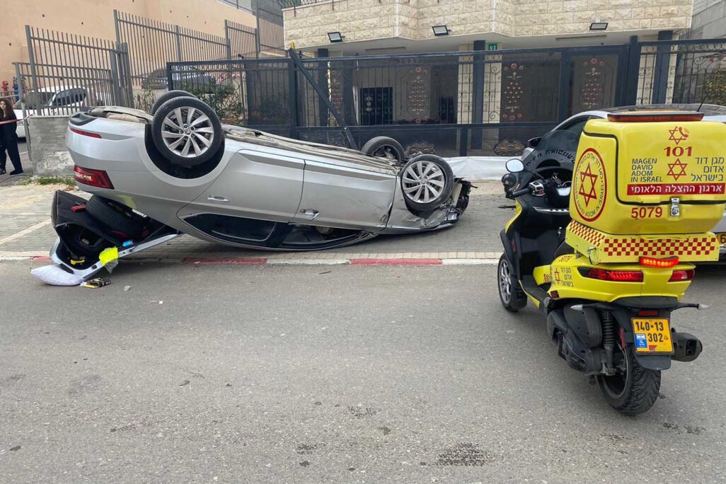 חשד לרצח: התהפכות רכב כתוצאה מירי בכפר כנא, ממנה נהרג גבר בשנות ה-40 לחייו (צילום: דוברות מד״א)