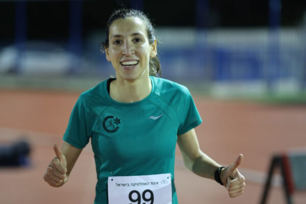 כרואן חלבי לאחר ששברה את השיא הישראלי בריצת 1,000 מטר (צילום: רובי יהב)